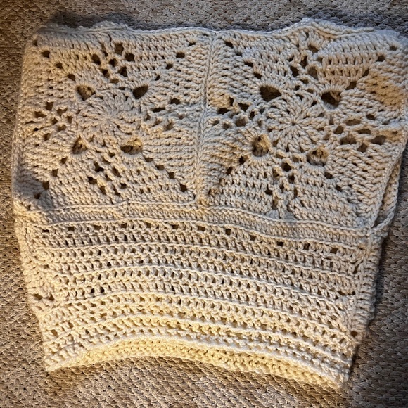 Handmade Crochet cropped sweater-vest two toned cream, Victoria lattice squares - Picture 4 of 4